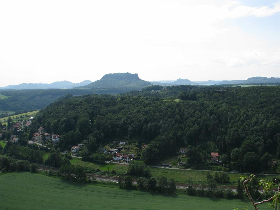 Juni 2010 167.jpg - Blick in die Ferne. Etwa mittig und dominant der Lilienstein.